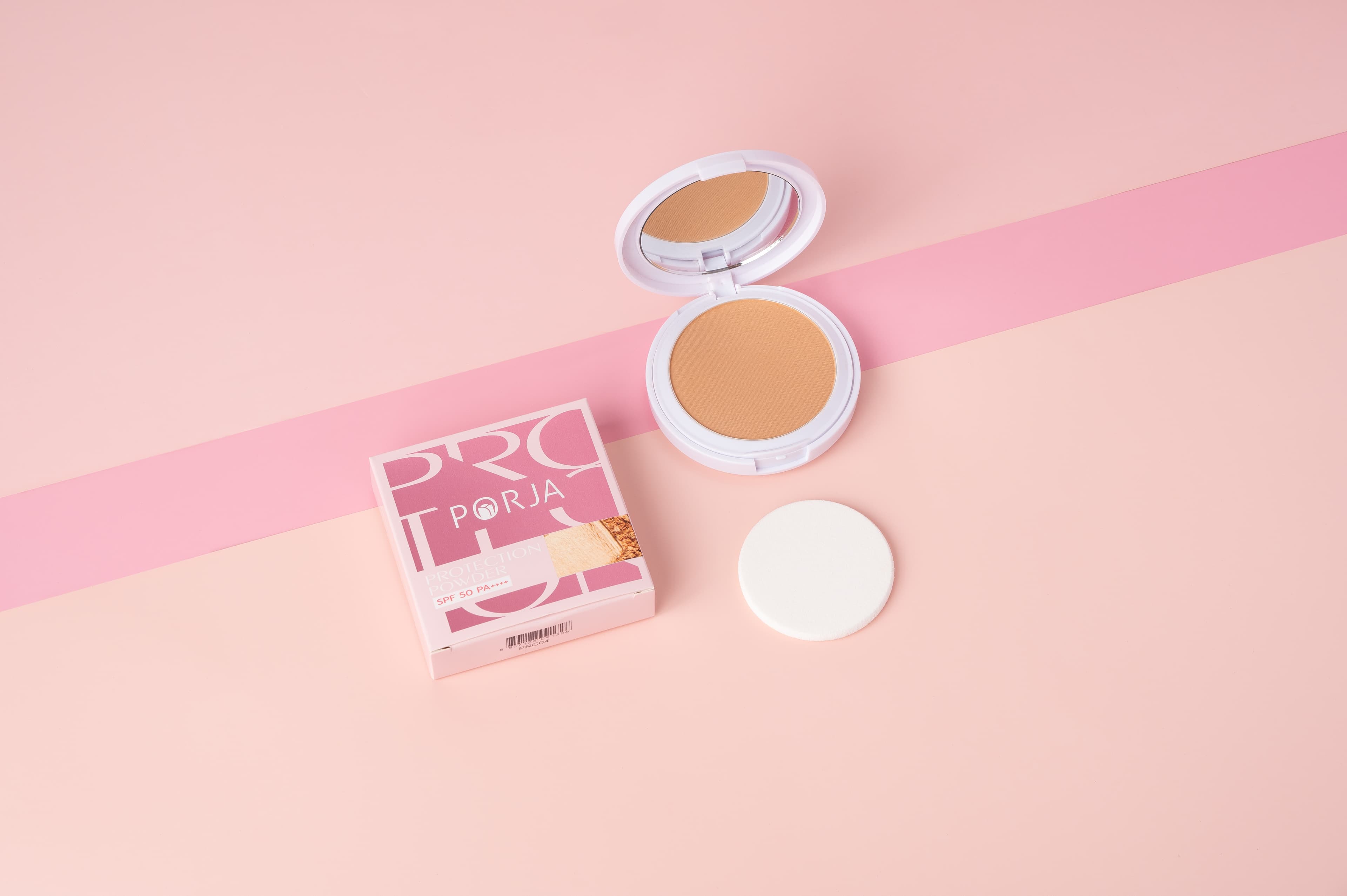 ตลับแป้ง PORJA UV Beauty Powder สีขาวเปิดฝาพร้อมพัฟ วางคู่กล่องบรรจุภัณฑ์บนพื้นหลังสีชมพู